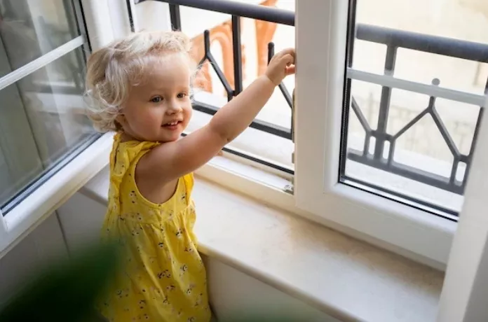 Девочка выпала с третьего этажа в Челябинской области