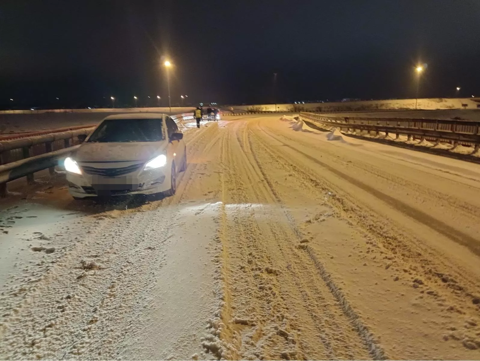 Автомобиль с подростком-пассажиром врезался в ограждение на трассе в Копейске