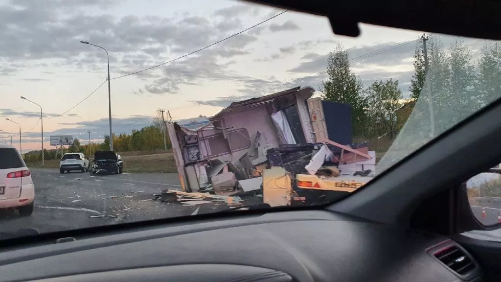 В аварии под Челябинском пострадали две машины и дом на колесах