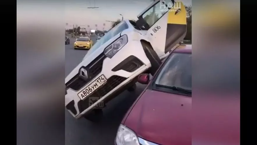 «Одна машина подкатила к другой». В Челябинске произошло очень странное ДТП с участием такси