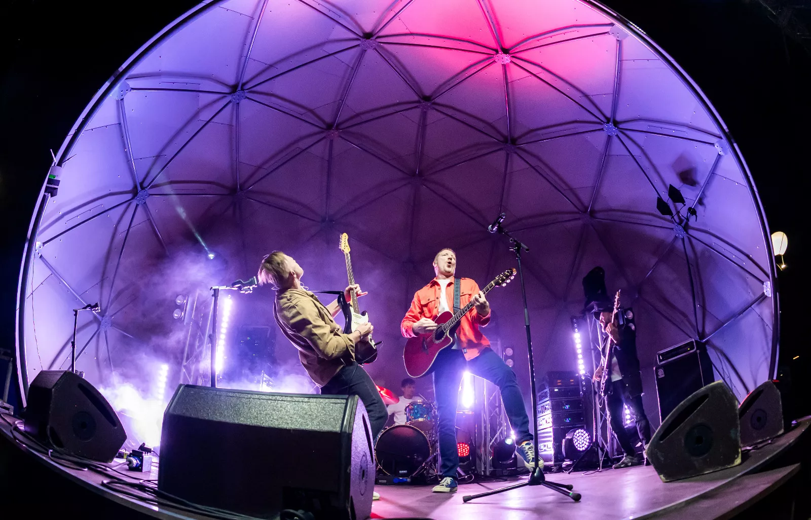 В жилом комплексе Челябинска выступили «Братья Грим»