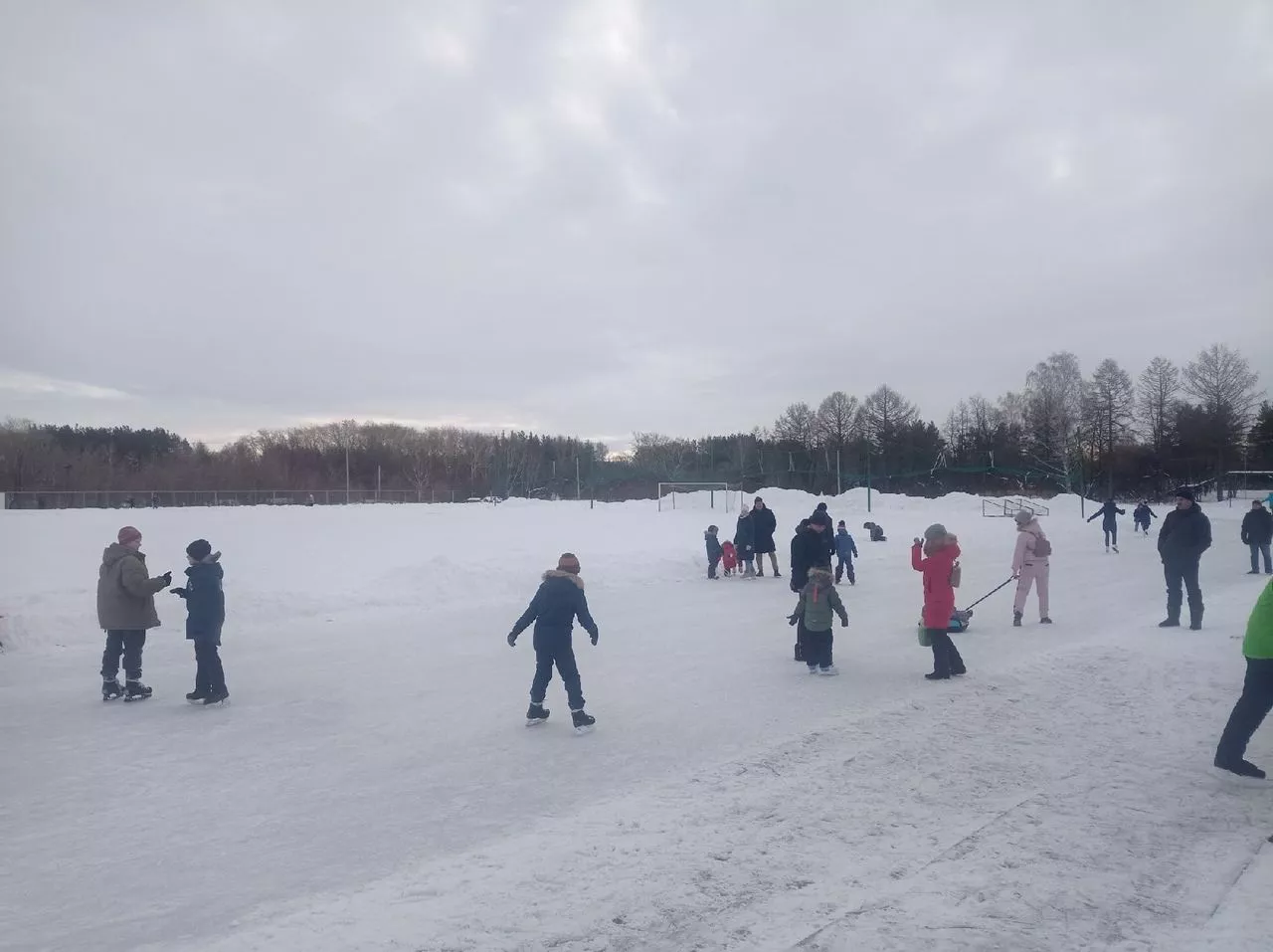 В копейском городском парке залили каток