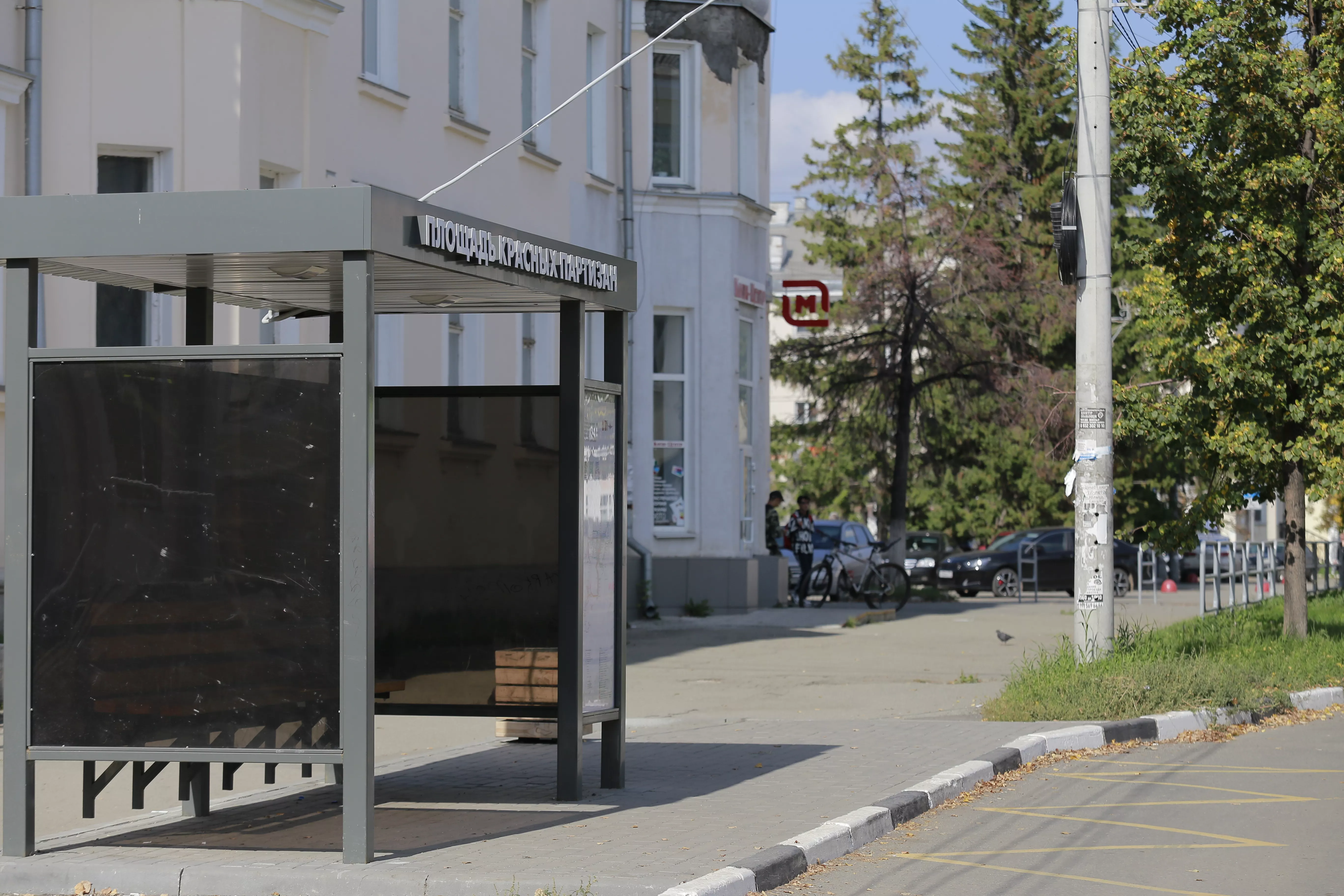 В Копейске следят за чистотой остановочных комплексов