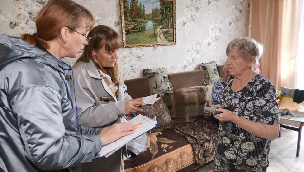 Члены УИК Копейска помогают избирателям проголосовать на дому