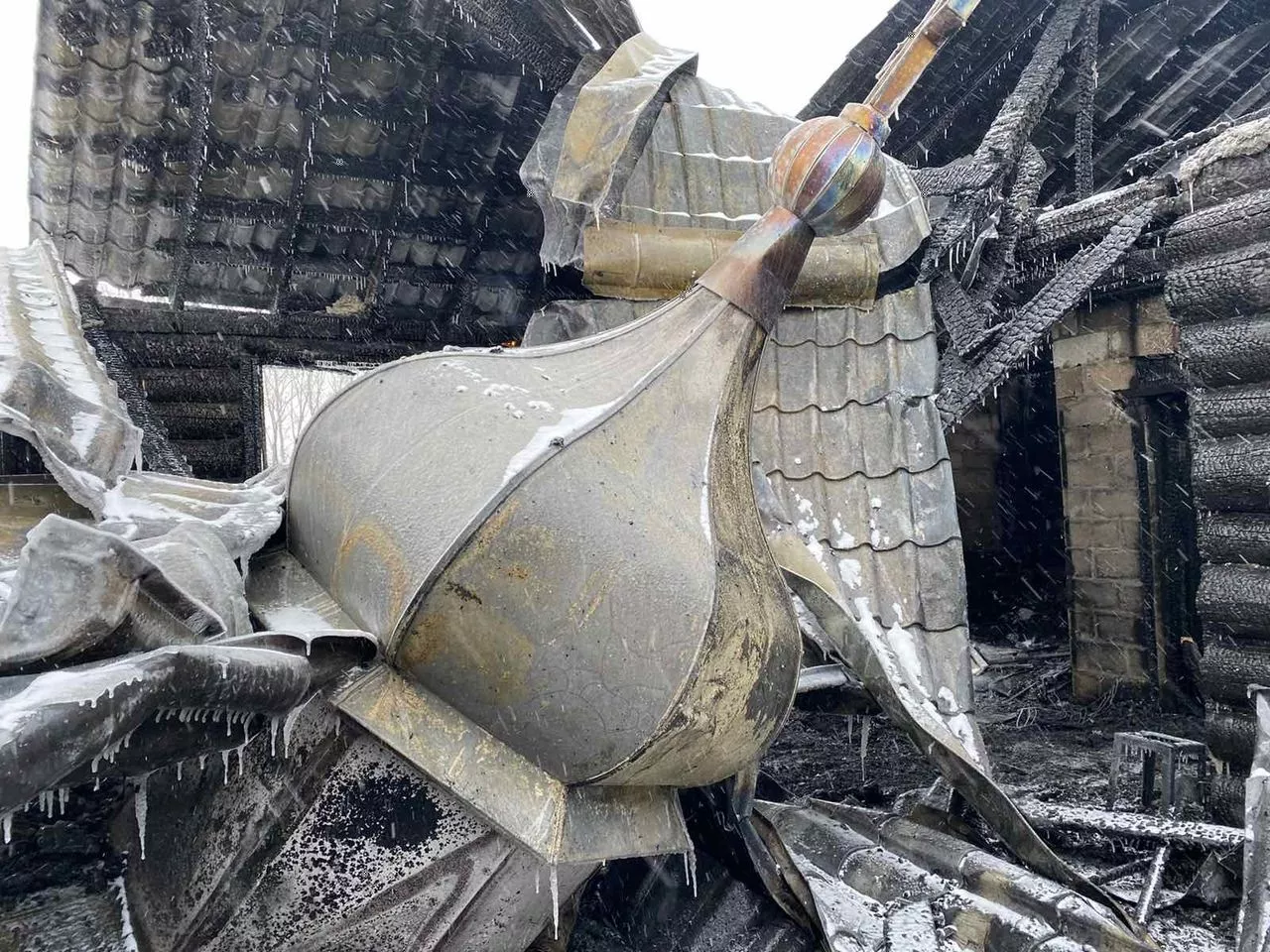 В Копейске ночью загорелась кровля храма