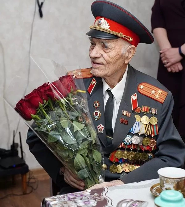 Сотрудники Отдела МВД России по городу Копейску поздравили 96-летнего ветерана с Днем Победы
