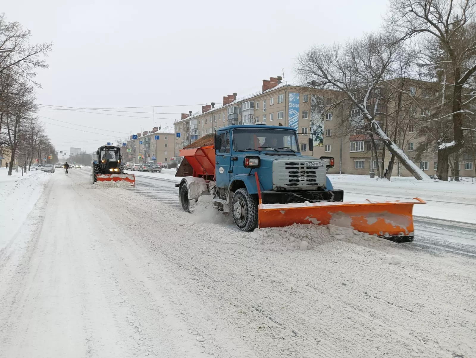 Последствия снегопадов в Копейске устраняют 25 единиц техники