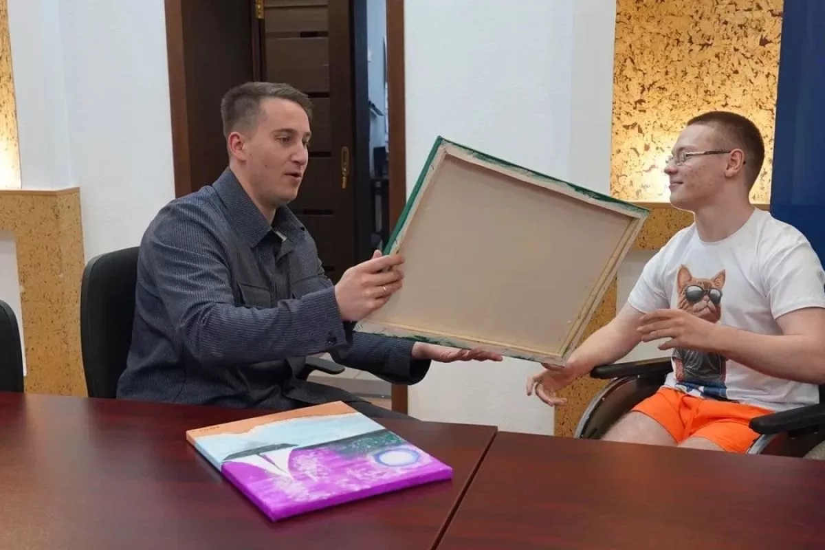 Талантливый мальчик с ДЦП подарил исполкому челябинского регионального отделения партии «Единая Россия» картины
