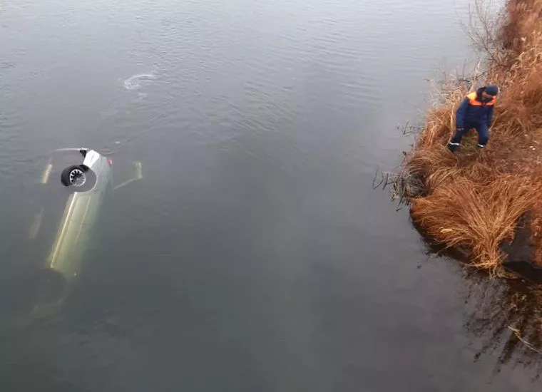 Под Магнитогорском скончался водитель машины, упавшей в реку Урал с моста