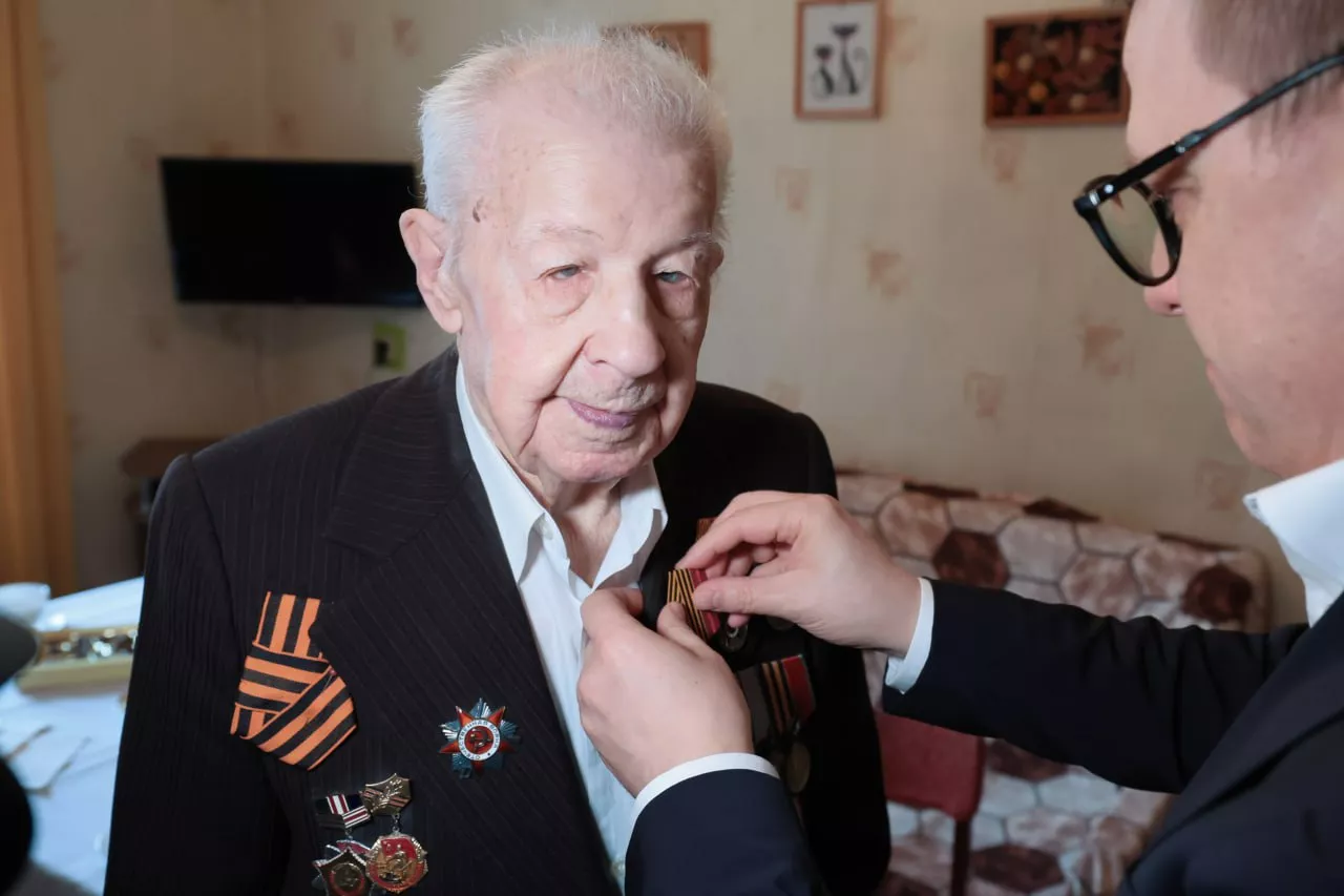 Алексей Текслер вручил юбилейную медаль ветерану Великой Отечественной войны Василию Масьянову