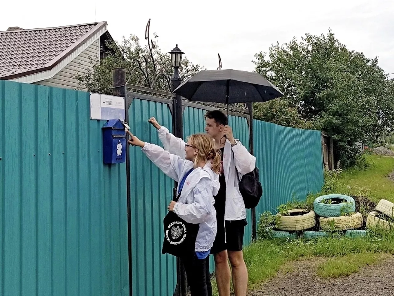 Волонтёры Копейска приходят на помощь жителям после затопления частного сектора