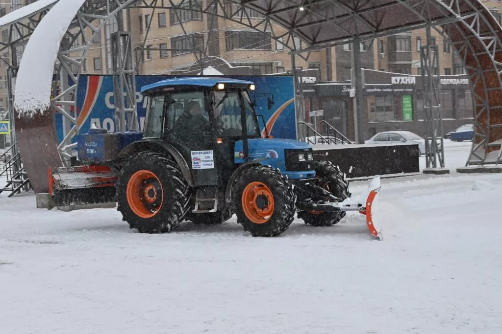 В Копейске ведут уборку дорог в условиях затяжного снегопада