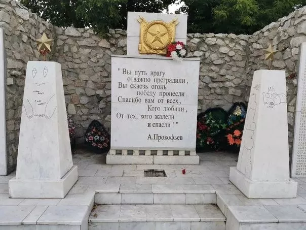 В полиции нашли и наказали хулиганов, разрисовавших памятник в Копейске