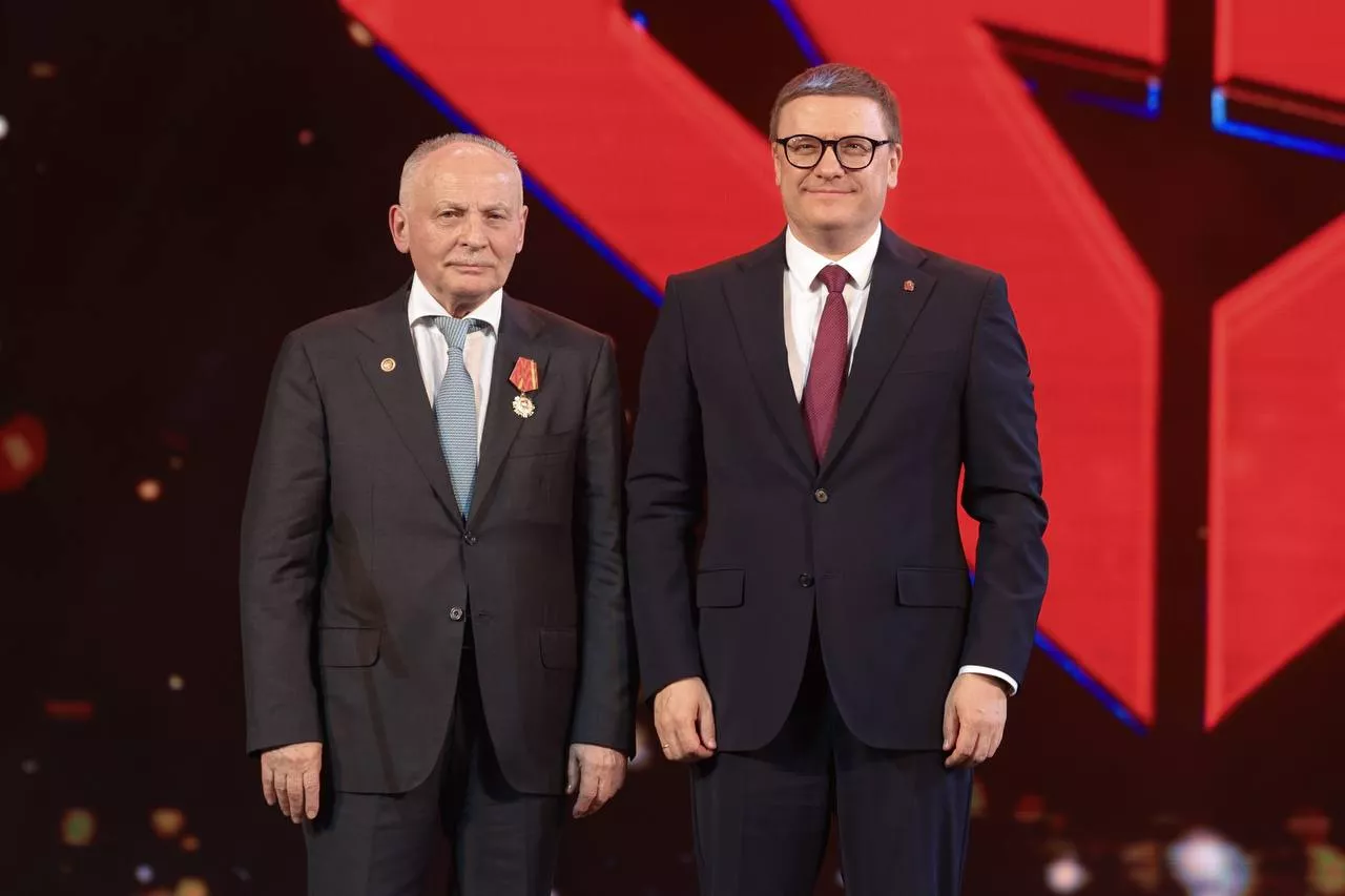 Губернатор Челябинской области Алексей Текслер и поздравил завод «Пластмасс» с 85-летием предприятия