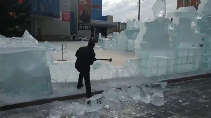 На площади Славы начали демонтаж ледового городка