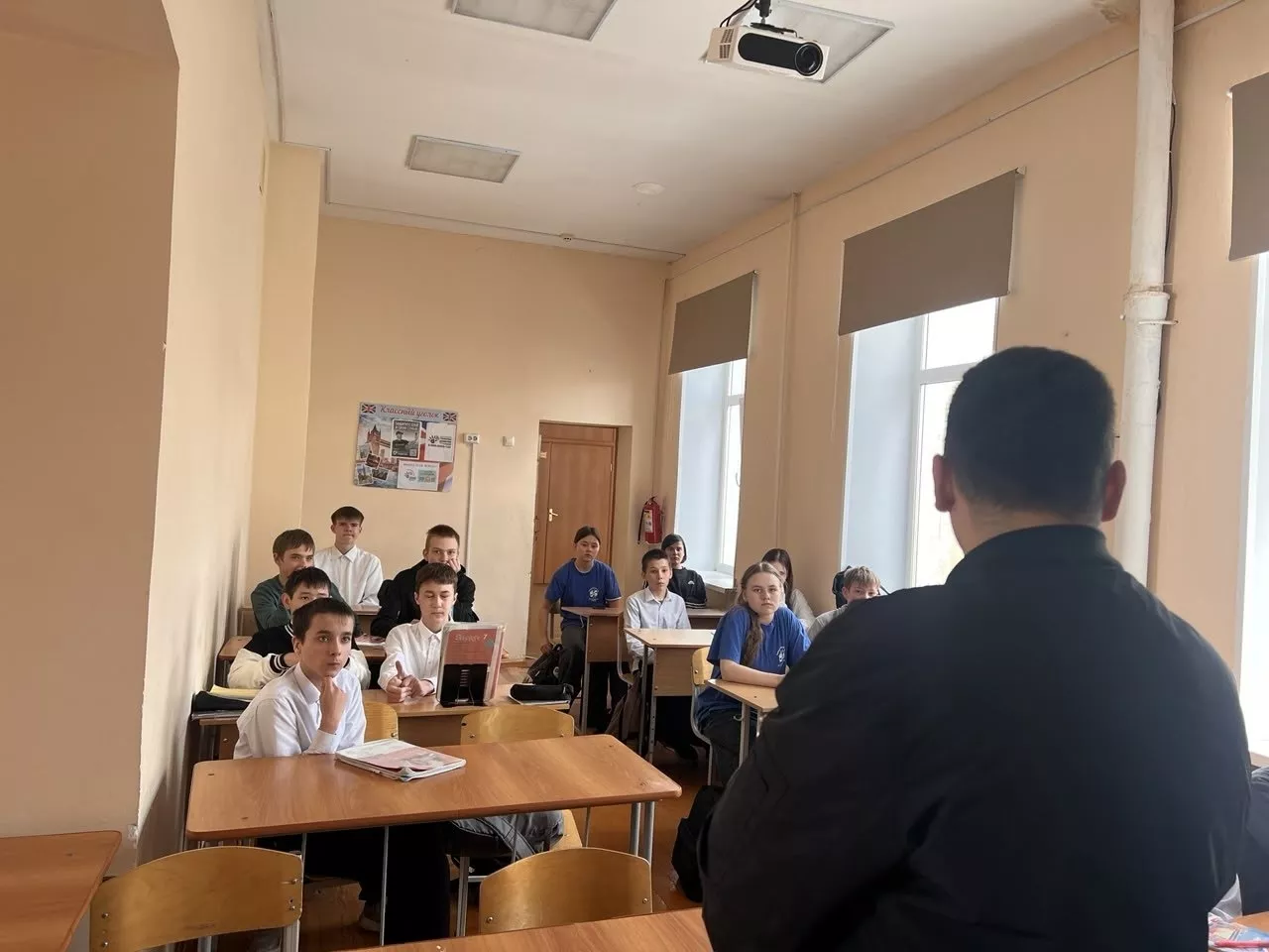Сотрудники полиции Копейска проводят антинаркотические беседы с школьниками в рамках акции «Чистое поколение – 2026»
