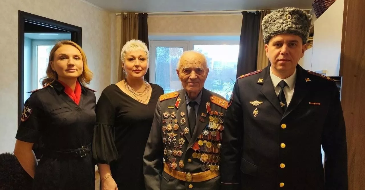 Сотрудники ОМВД Копейска поздравили ветерана Великой Отечественной войны и ОВД
