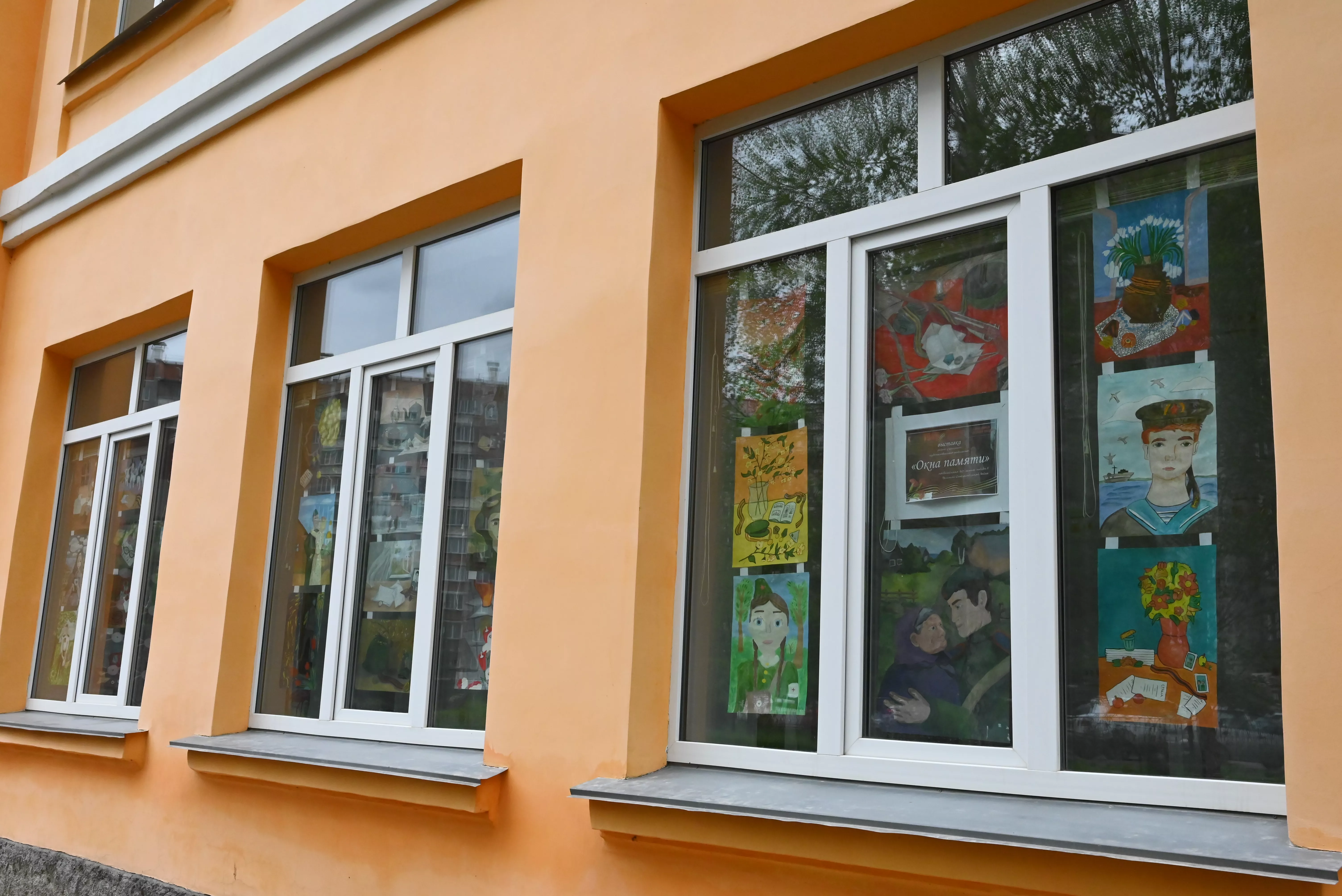 Цветов он не дарит девчатам, они ему дарят цветы