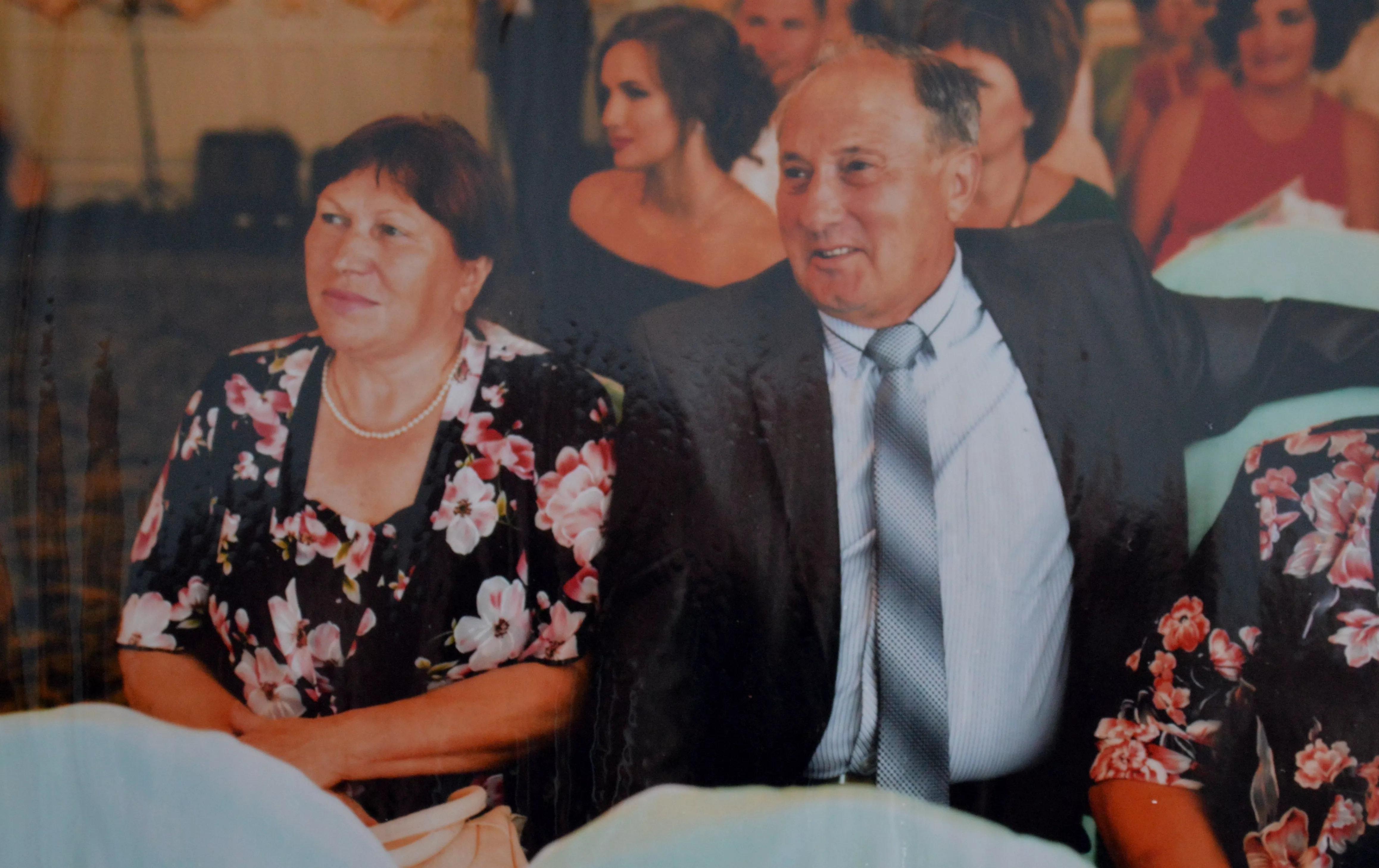 Люди, обрамлённые временными изумрудами