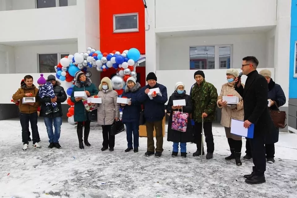 Жители ветхих зданий в Карабаше получили ключи от новых квартир