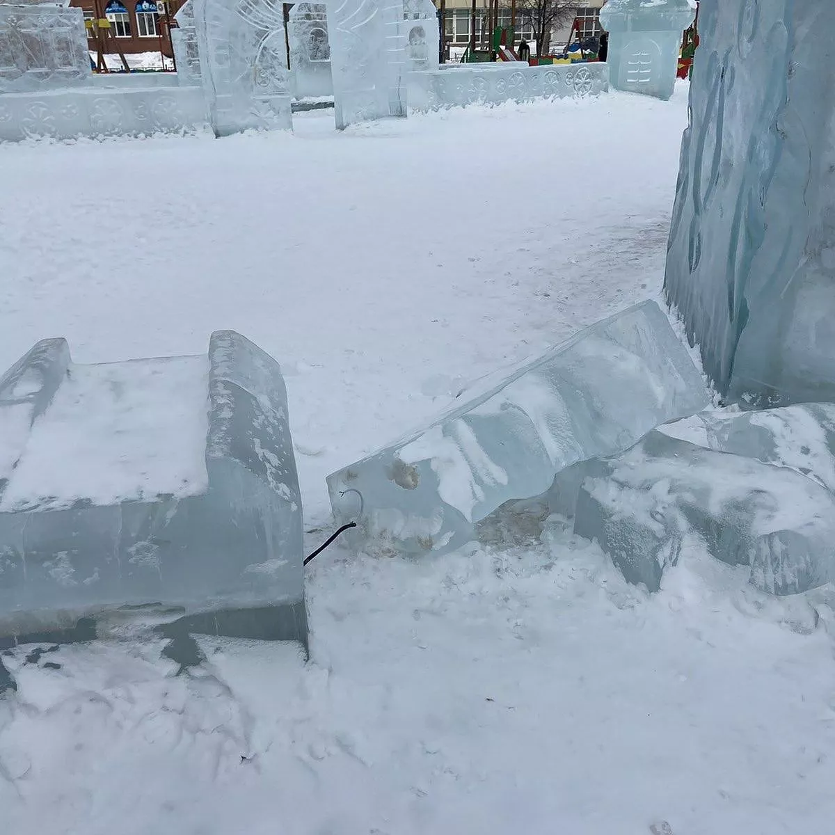 Вместо ледяных фигур – аттракционы. На площади Революции установят новое развлечение