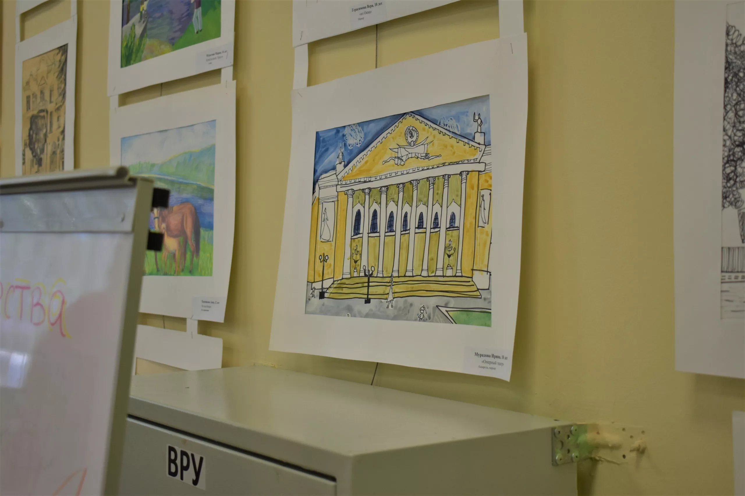 В Центральной городской библиотеке Копейска открылась выставка «Лучи творчества»