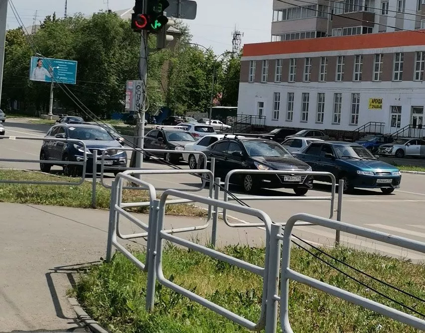 «Предупредите детей!» На центральном перекрестке в Копейске над землей повисли провода