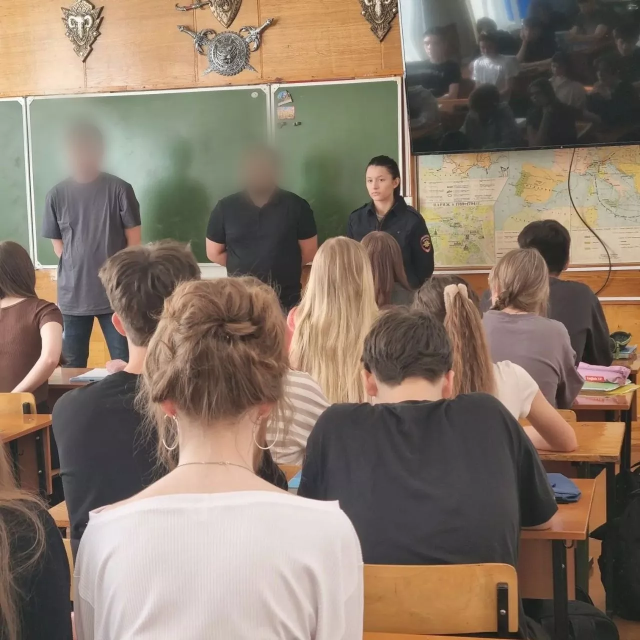 В Копейске полицейские учат школьников защищаться от мошенников и вредных привычек