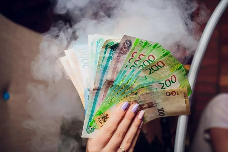 В Кыштыме воспитательница перевела мошенникам около миллиона рублей