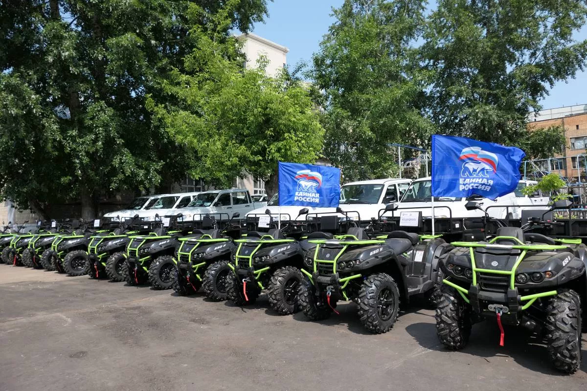 «Единая Россия» и фонд «Наша Правда» передали на фронт крупную партию спецтехники