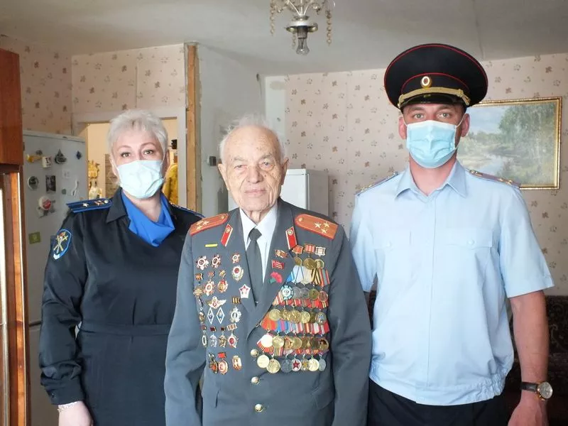 Участник ВОВ из Копейска Иван Конченков принимает поздравления с Днем Победы