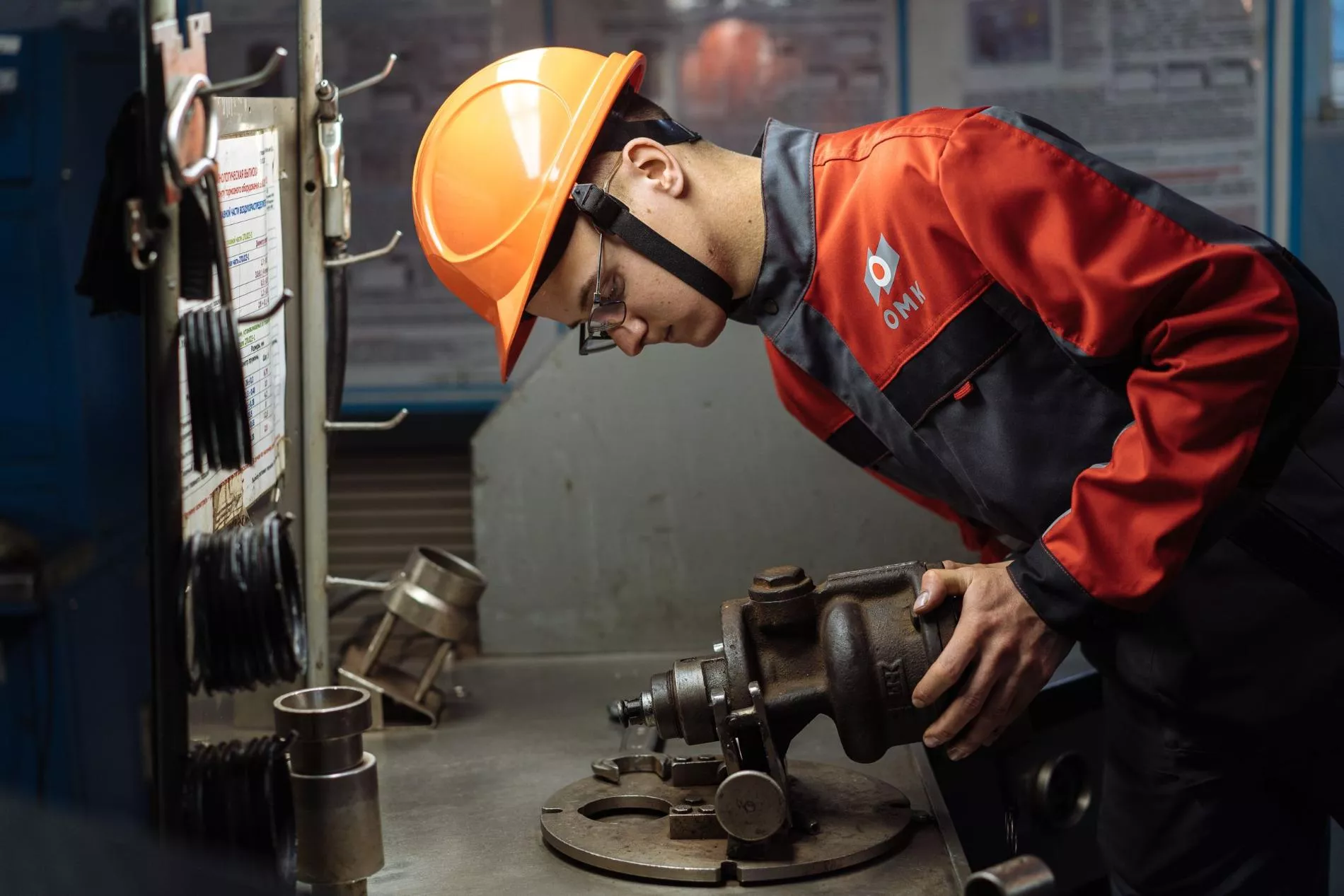 Полезные экскурсии для школьников запустили в вагоноремонтном депо ОМК в Златоусте