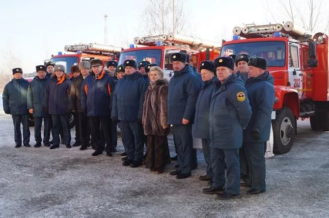 Областной противопожарной службе вручили 17 новых спецавтомобилей