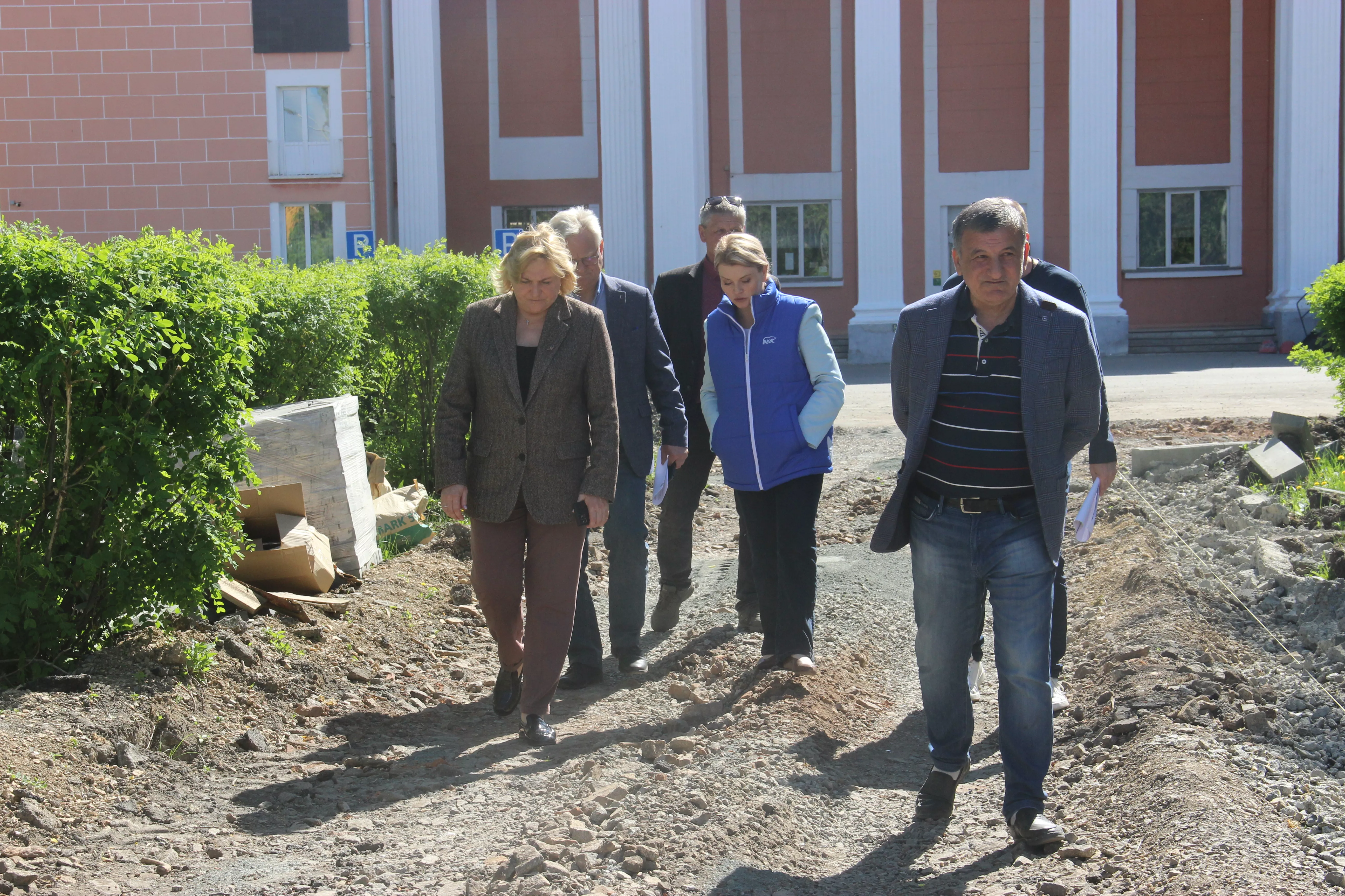 Глава Копейского городского округа проверила ход работ на объектах ФКГС