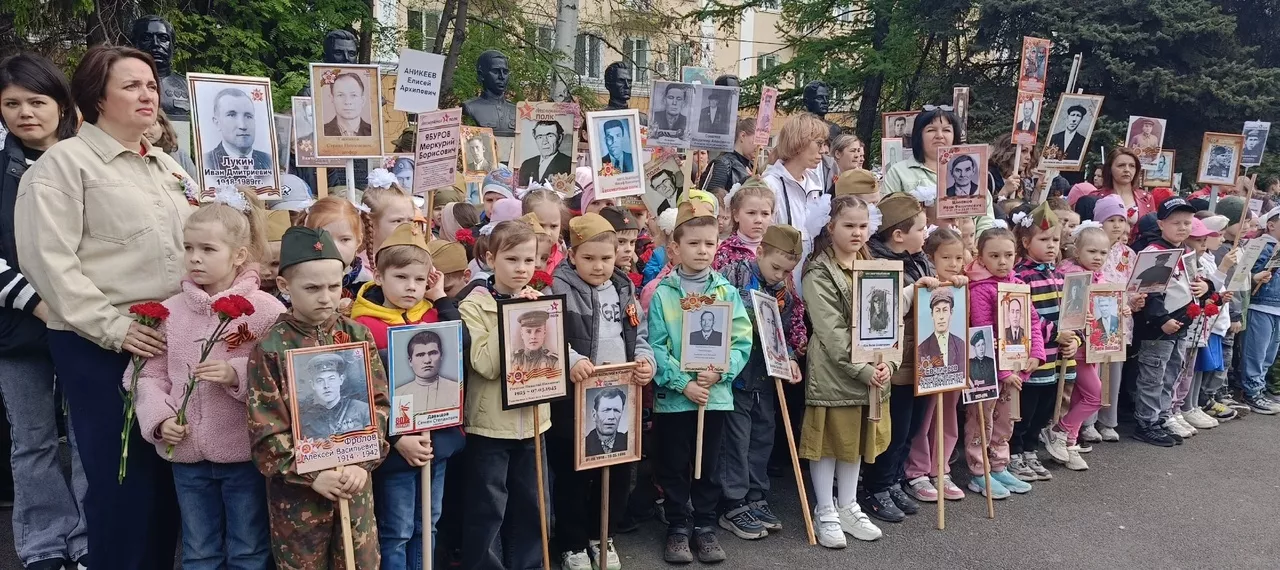 Память о героях живёт в сердцах: в Копейске прошла акция «Цветы на граните»