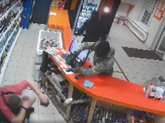 Взяли пистолет вместо денег: в Челябинске мужчины ограбили алкомаркет