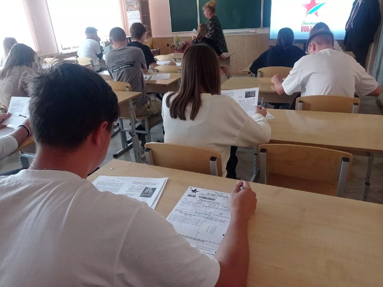 Копейские старшеклассники написали Диктант Победы