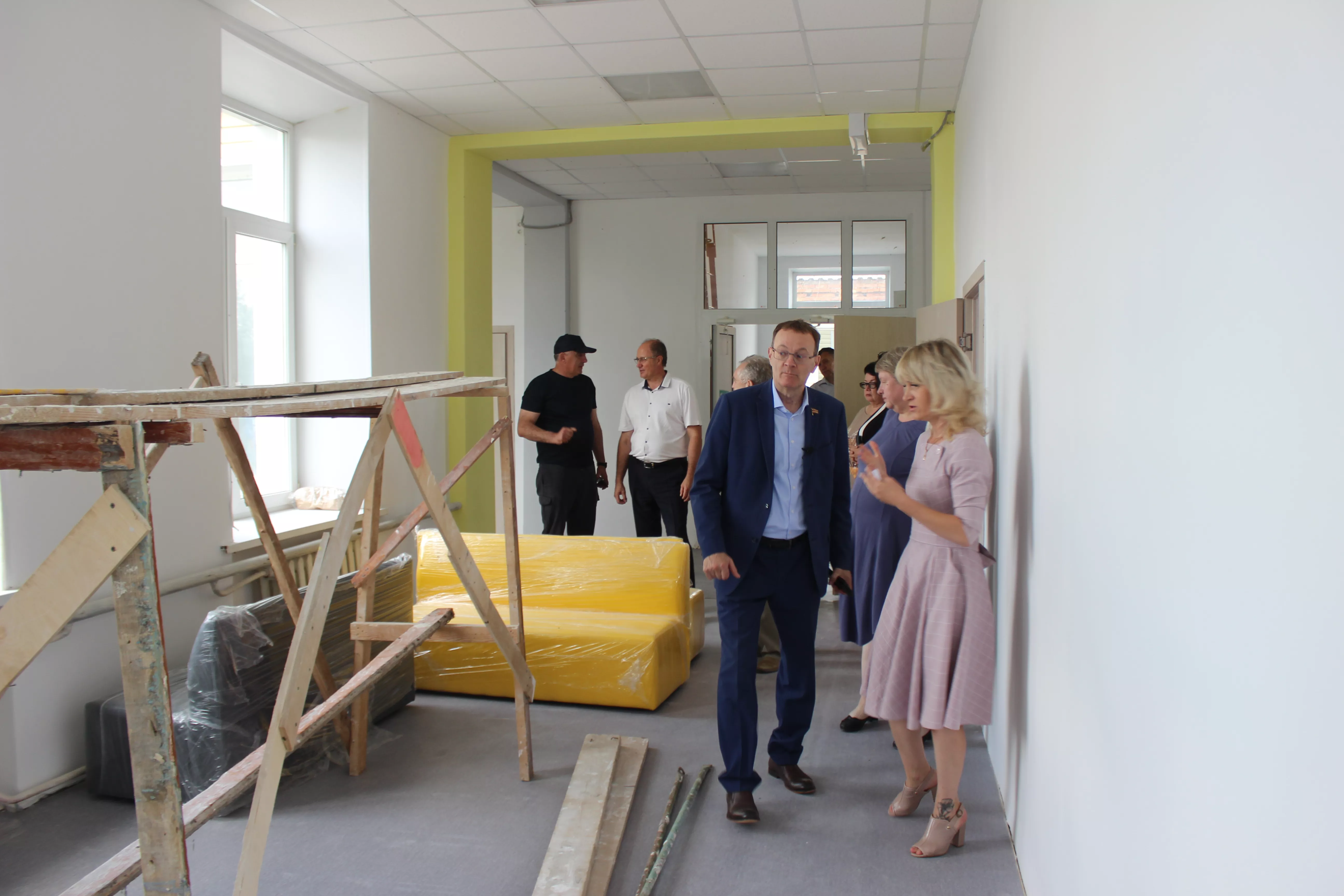 В селе Рождественка полным ходом идет капремонт средней общеобразовательной школы им. М. И. Антипина