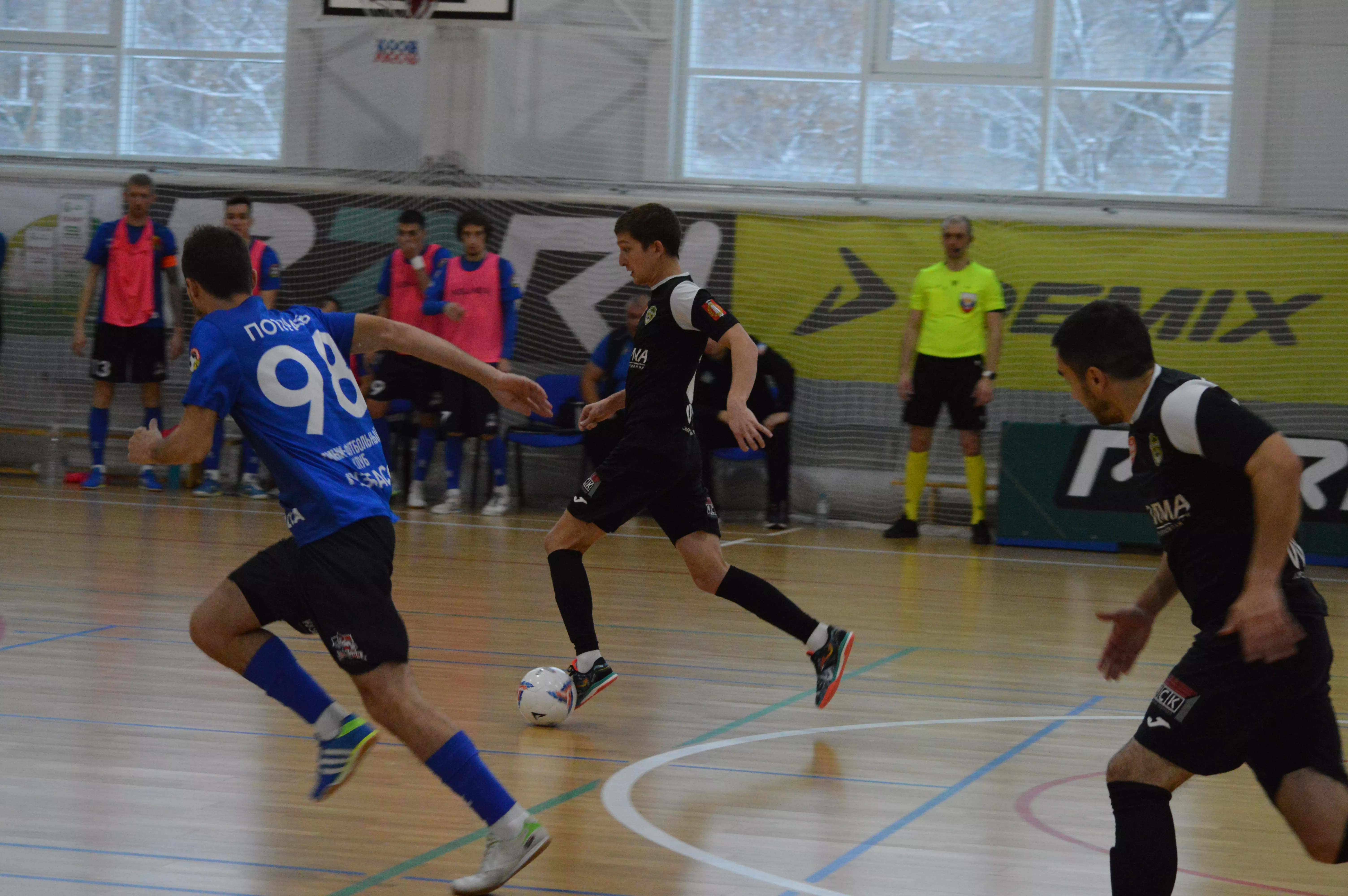 О том как «шумят» копейские футболисты в PARI-чемпионате.