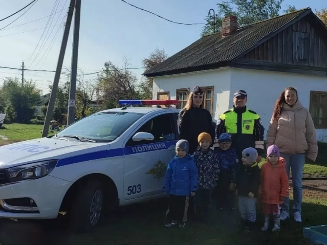 Копейские дети включили сирены служебного автомобиля