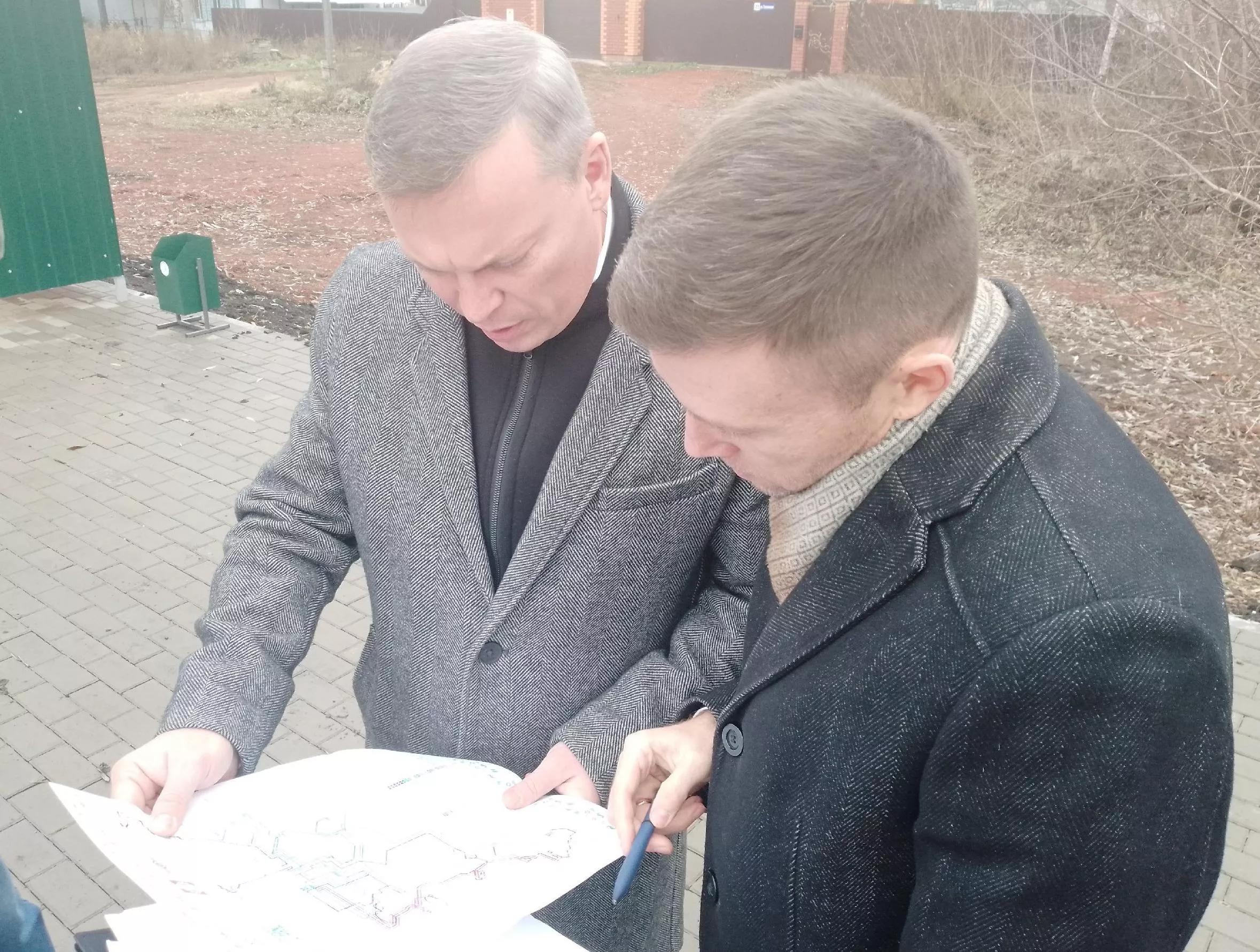 Глава Копейска Андрей Фалейчик проверил качество новых остановочных комплексов