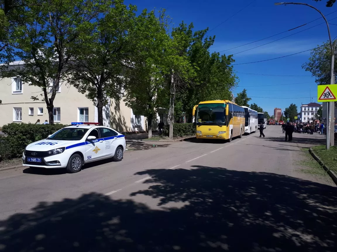 Сотрудники ГИБДД осуществляют сопровождение колонн, перевозящих детей