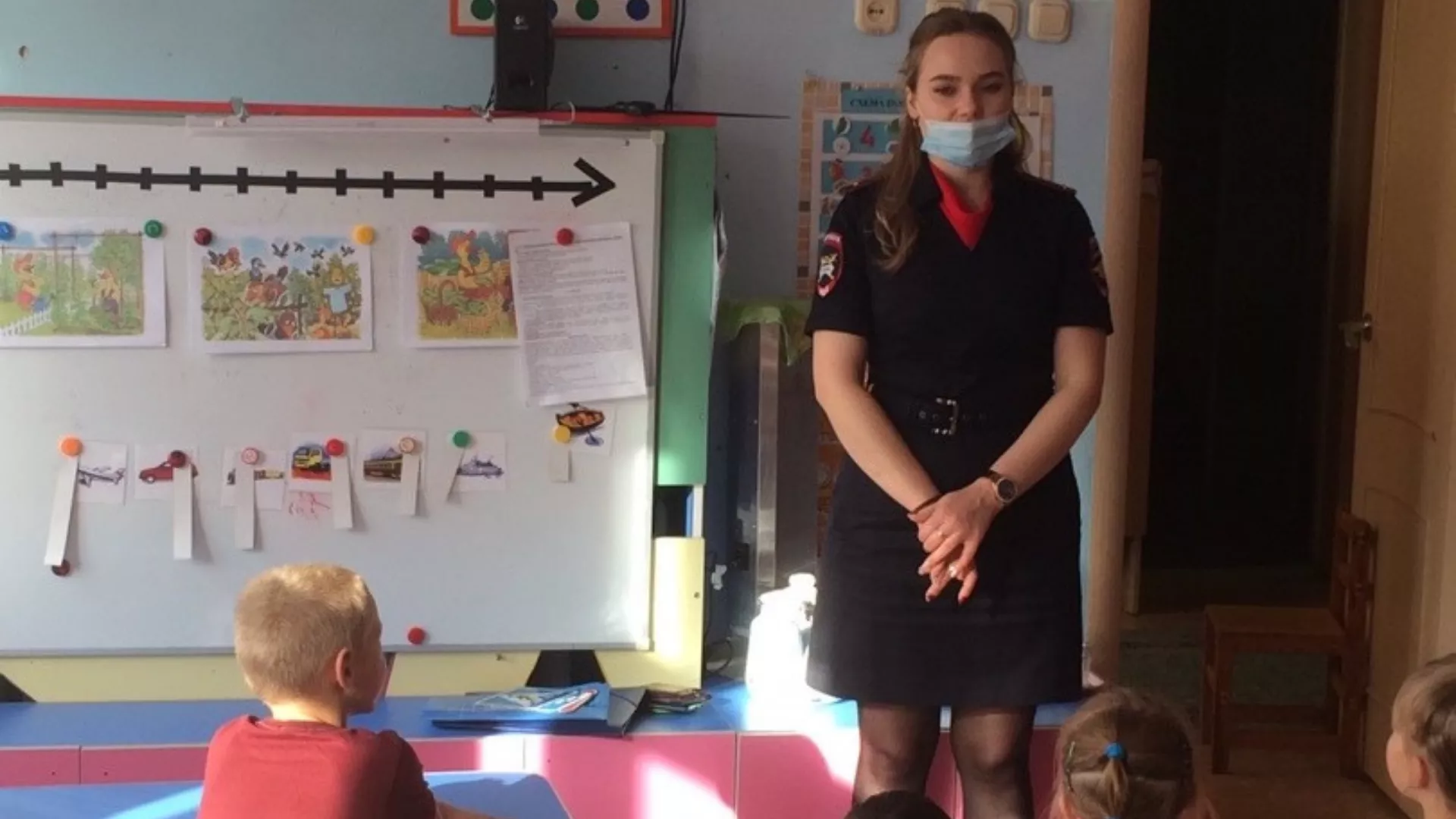 Сотрудники дорожной полиции рассказали дошкольниками о световозвращателях