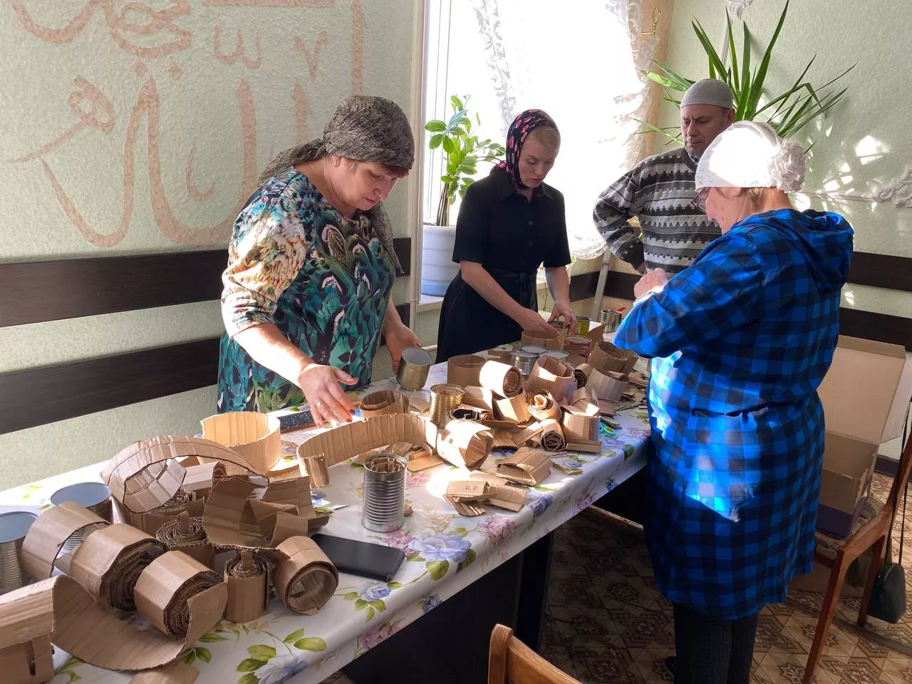 Прихожане мечети совместно с волонтерами изготавливают окопные свечи
