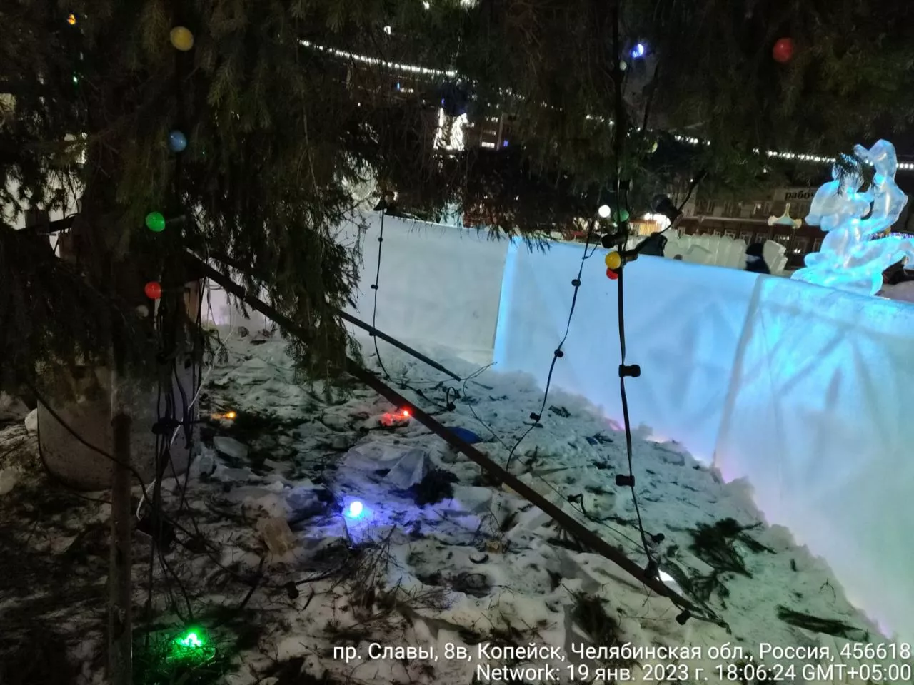 Хулиганы повредили центральную елку Копейска