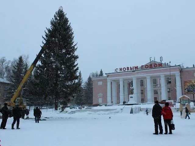 Елка на центральной городской площади загорелась в Челябинской области 