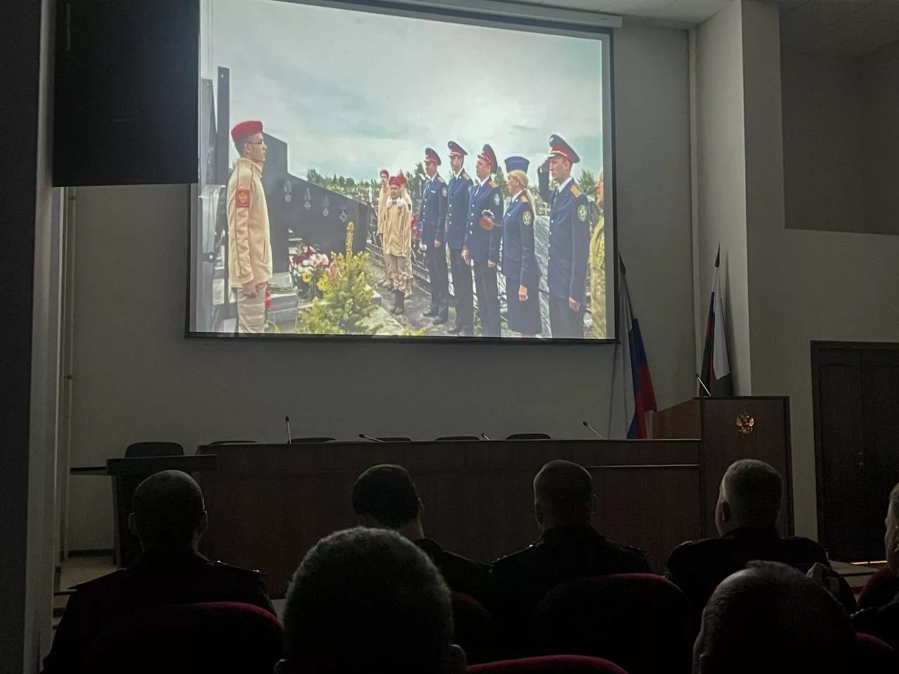 Офицеры следственного комитета почтили память юного героя Дмитрия Новоселова