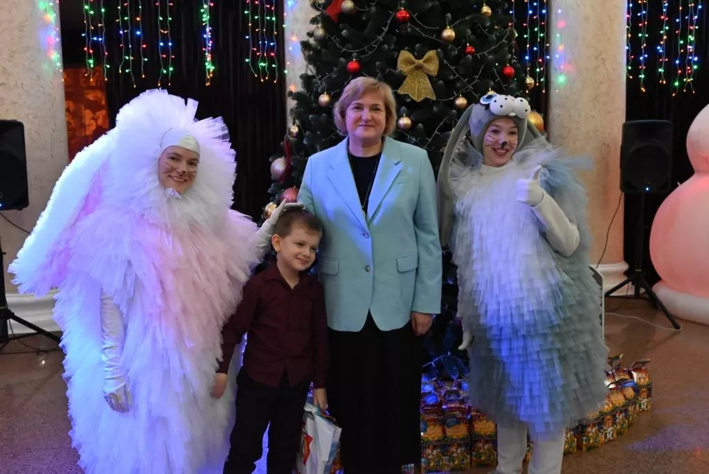 В Копейске состоялось вручение подарков детям в рамках акции «Елка желаний»