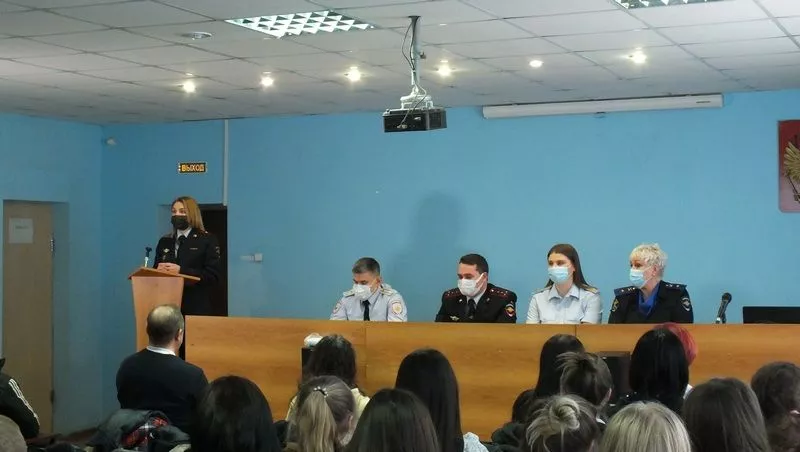 В Копейске в рамках Всероссийской акции «Студенческий десант» сотрудники полиции рассказали учащимся колледжа о службе в органах внутренних дел