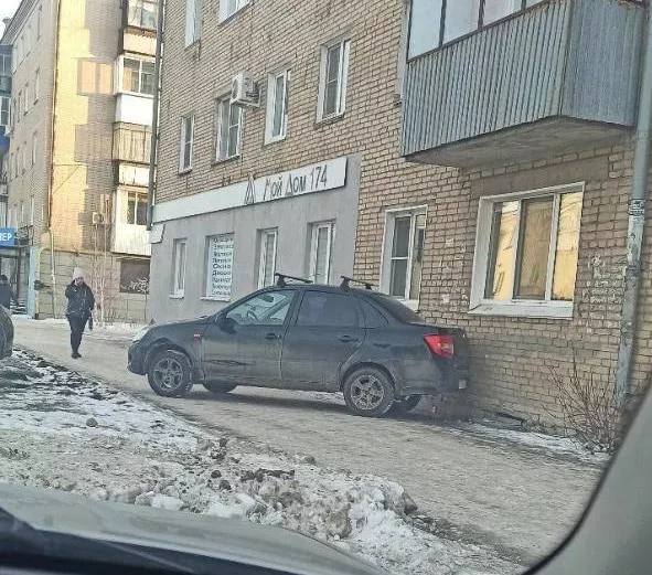 В Копейске автомобиль скатился с горки и врезался в дом